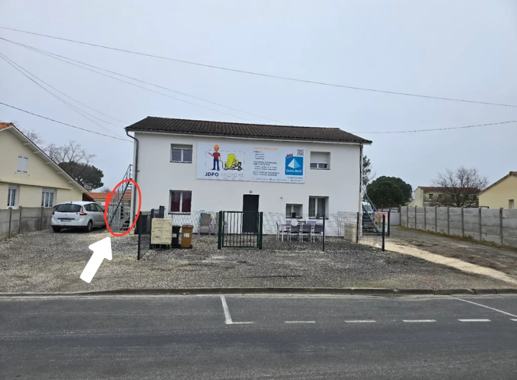 accès du bureau en location à Coutras